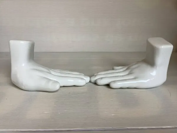 Illustration numéro 2 du produit Paire de serre livres mains