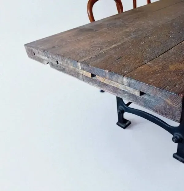 Illustration numéro 2 du produit Table à manger industrielle piètement en font