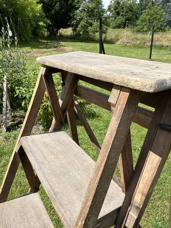 Illustration numéro 2 du produit Escabeau de peintre ancien en bois