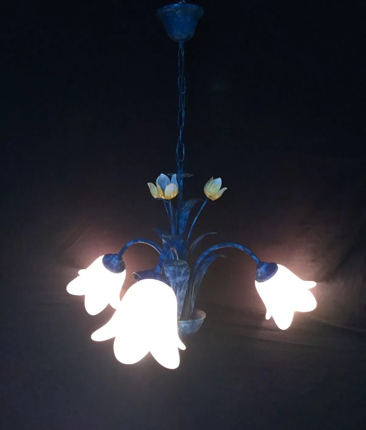 Illustration numéro 2 du produit Lustre 3 lumières bleu à fleurs