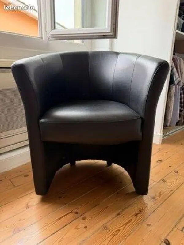 Illustration numéro 2 du produit Fauteuil club en simili cuir noir