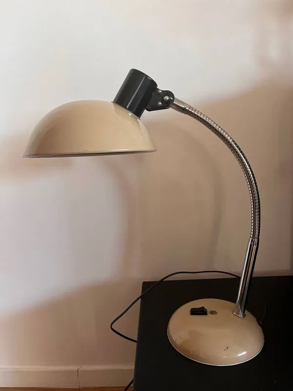Illustration numéro 2 du produit Lampe à poser crème