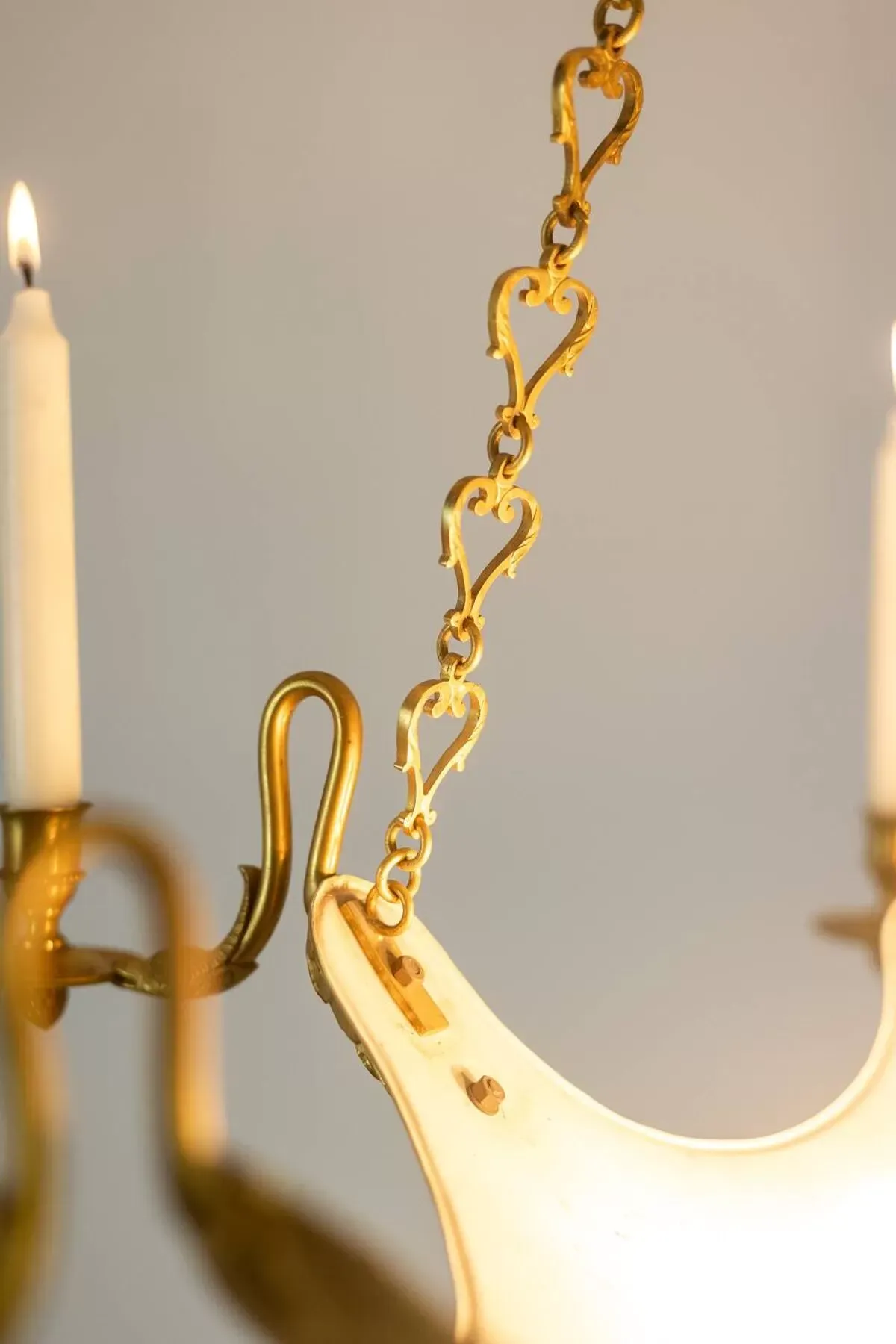 Illustration numéro 2 du produit Maison Baguès. Lustre de style Empire en bronze doré. Années 1950.