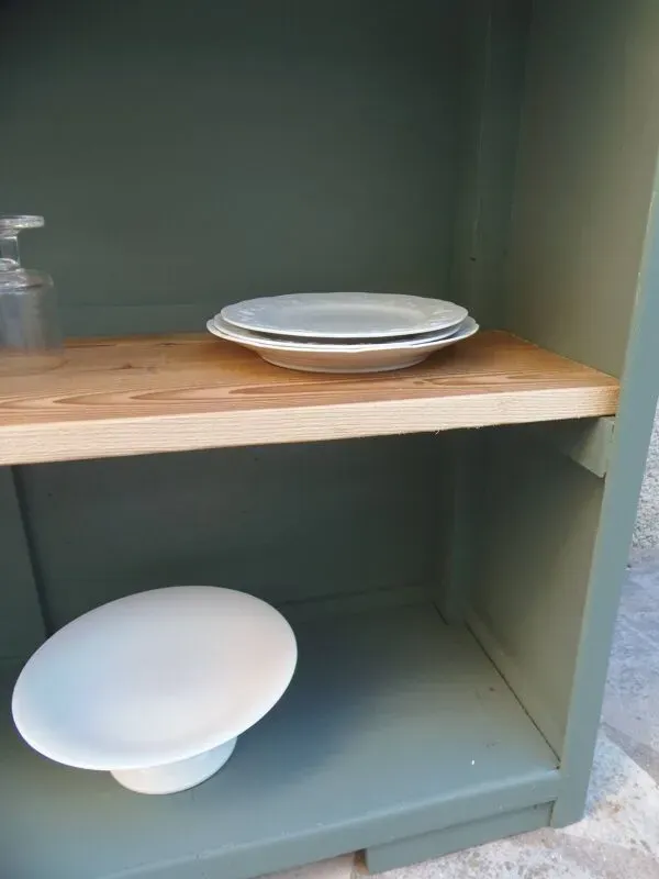 Illustration numéro 2 du produit Meuble de métier vintage transformé en bibliothèque, vaisselier vert fumé.