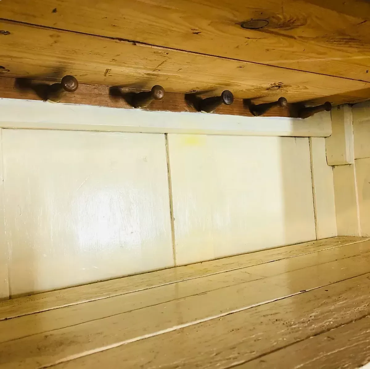 Illustration numéro 2 du produit Armoire en bois