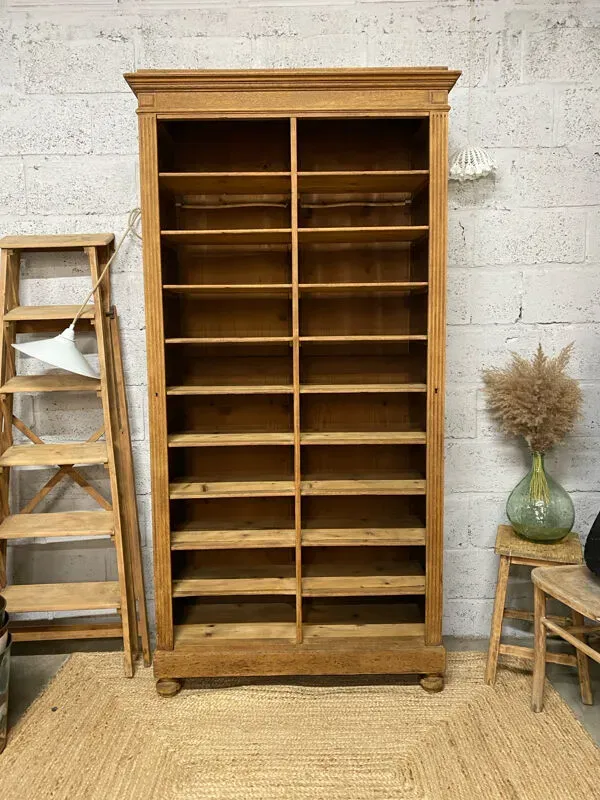 Illustration numéro 2 du produit Vaisselier - meuble de métier, cartonnier rénové