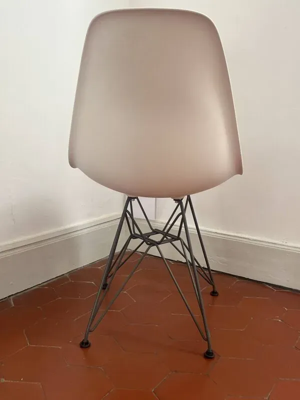 Illustration numéro 2 du produit Chaises DSW de Charles et Ray Eames pour Vitra