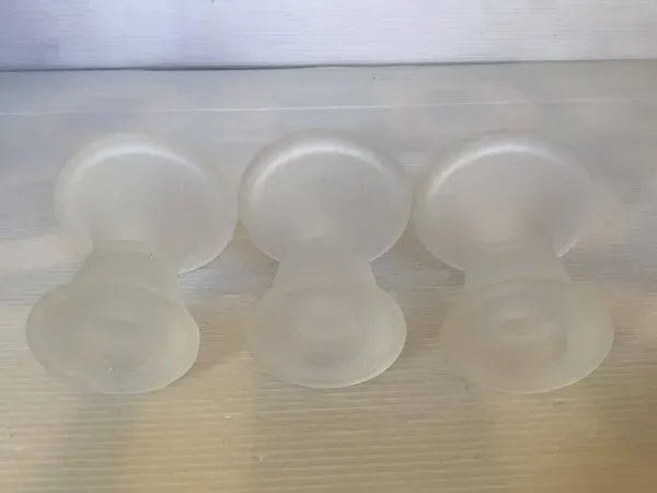 Illustration numéro 2 du produit Trio de petits bougeoirs en verre dépoli