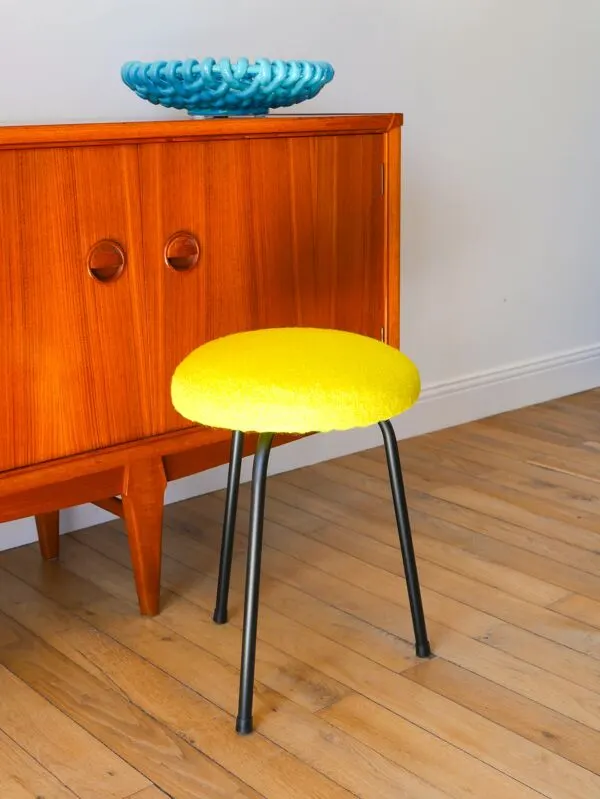 Illustration numéro 2 du produit Tabouret tripode en fer noir et laine bouillie, jaune, 1960