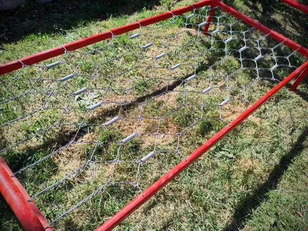 Illustration numéro 2 du produit Lit métallique rouge