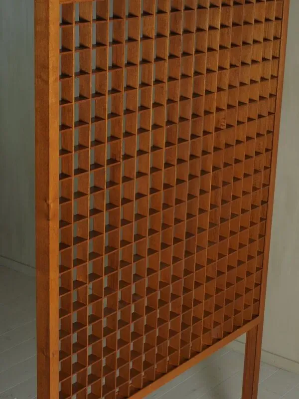 Illustration numéro 2 du produit Séparateur de pièce en bois avec design en treillis, 1960