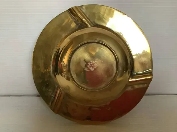 Illustration numéro 2 du produit Cendrier vide poche en laiton