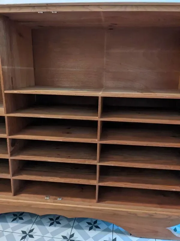 Illustration numéro 2 du produit Meuble pieds moustaches