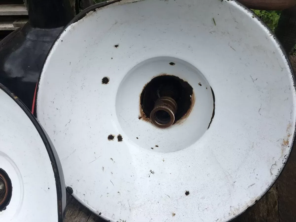 Illustration numéro 2 du produit Lot de 5 lampes industrielles noirs années '70 dans leur pattine différents formats