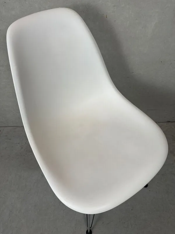 Illustration numéro 2 du produit 2 chaises DSR design Eames – Vitra