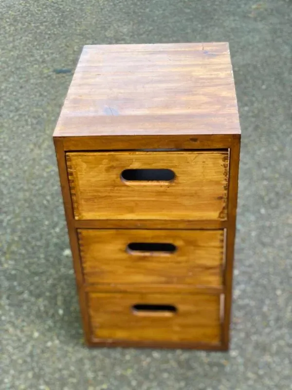 Illustration numéro 2 du produit Commode scandinave en bois massif type meuble de métier