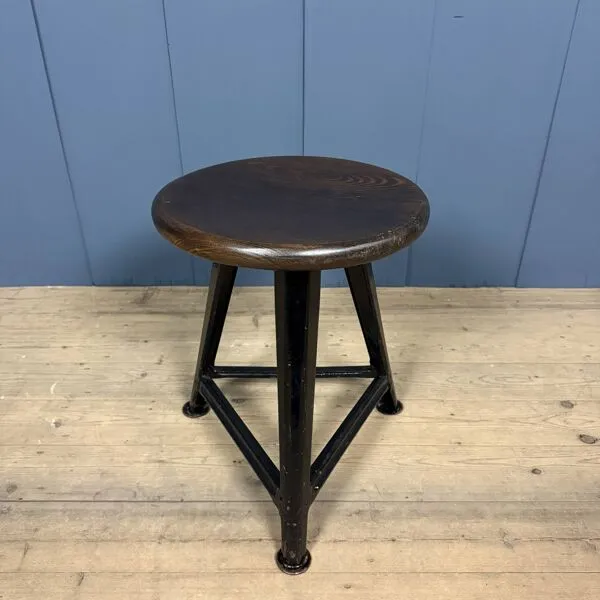Illustration numéro 2 du produit Tabouret Rowac noir non marqué avec assise en bois foncé