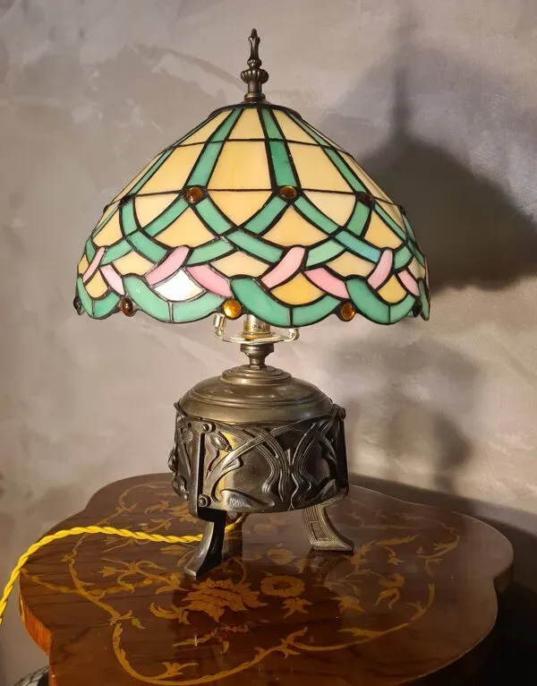 Illustration numéro 2 du produit lampe bronze et laiton art nouveau 1900  et un abat jour en pate de verre e