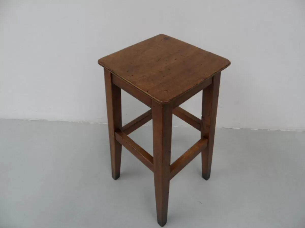 Illustration numéro 2 du produit Tabouret en bois vintage