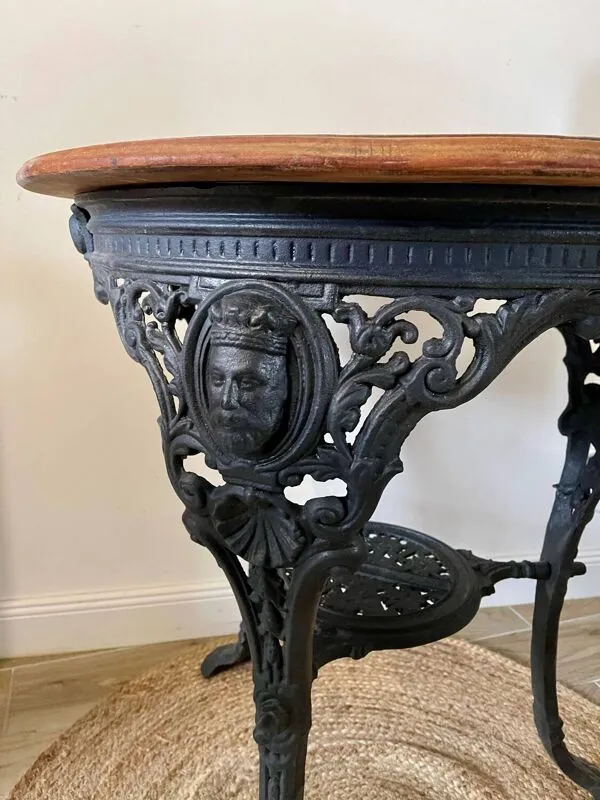 Illustration numéro 2 du produit Table de pub anglais circa 1901