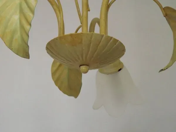 Illustration numéro 2 du produit Lustre vintage français à 3 lumières en métal vert feuille avec abat-jours en verre 5516