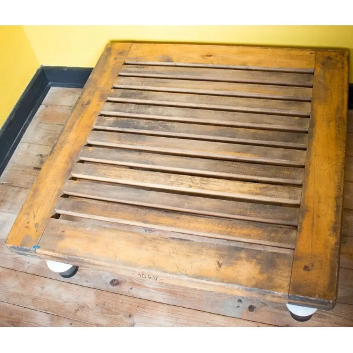 Illustration numéro 2 du produit Table industriel avec pieds en porcelaine