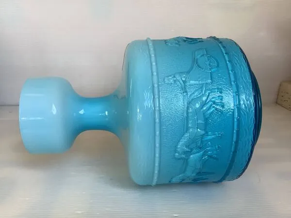 Illustration numéro 2 du produit Vase en opaline bleue Italy