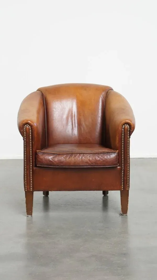 Illustration numéro 2 du produit Fauteuil club en cuir de mouton couleur cognac