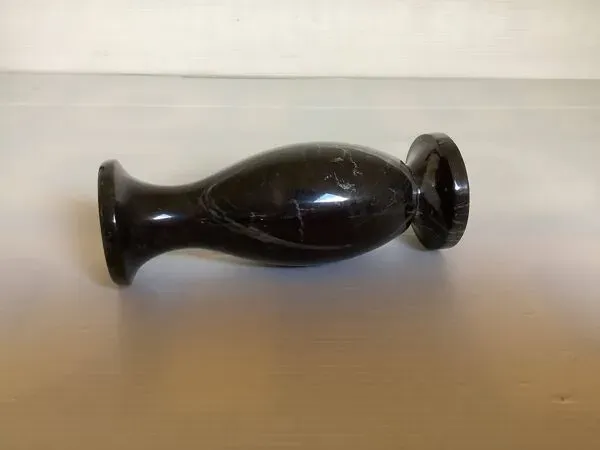 Illustration numéro 2 du produit Petit vase en marbre noir veiné