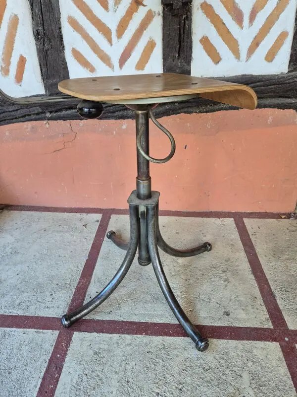Illustration numéro 2 du produit Chaise d'atelier industrielle