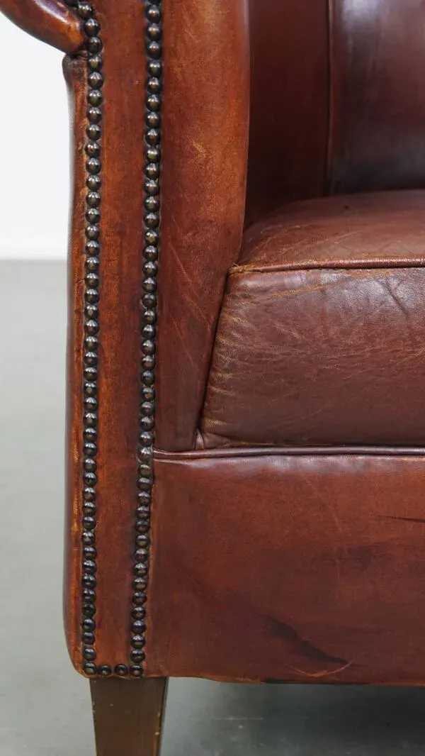 Illustration numéro 2 du produit Fauteuil club en peau de mouton de style anglais avec une belle patine