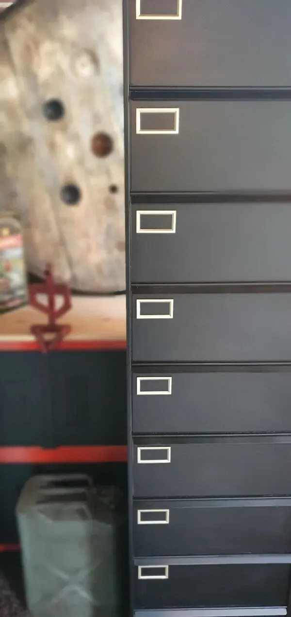 Illustration numéro 2 du produit Meuble industriel à 10 clapets en métal