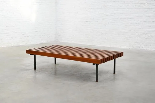 Illustration numéro 2 du produit Table basse / banc en bois à lattes français, années 1960