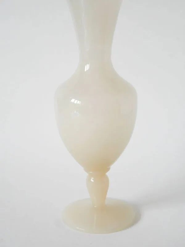 Illustration numéro 2 du produit Grand vase en opaline, rose pâle, 1960