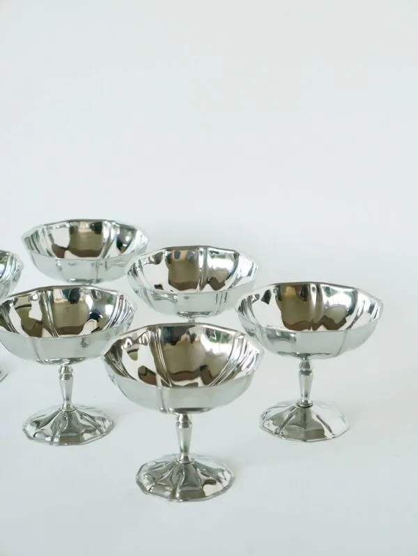 Illustration numéro 2 du produit Lot de 6 coupes à glace en inox hautes, pieds fins travaillés, Design, 1970