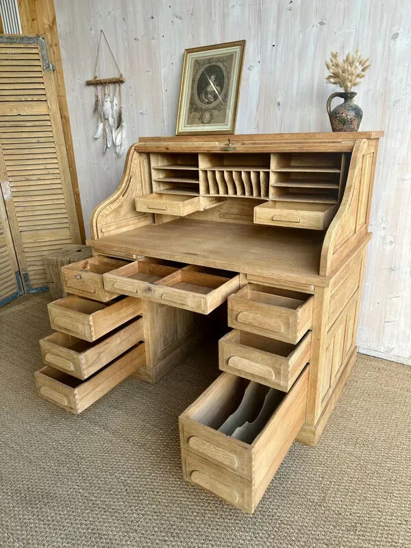 Illustration numéro 2 du produit Bureau à cylindre ancien en chêne rénové – clé d’origine