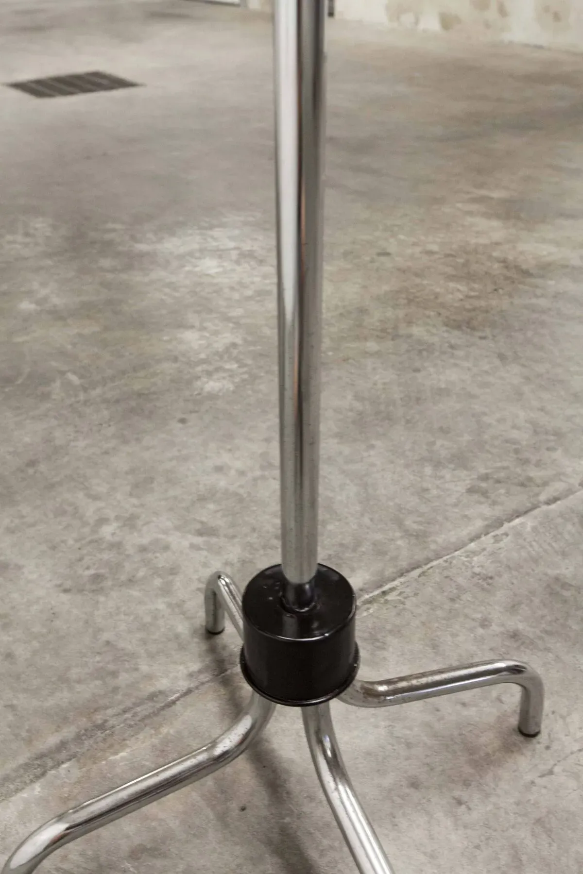 Illustration numéro 2 du produit Porte manteau perroquet 16 patères industriel en métal chromé et base + boules noires 1960