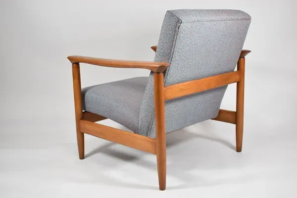 Illustration numéro 2 du produit Fauteuil polonais vintage, modèle GFM-142, années 1960, entièrement rénové, tissu gris