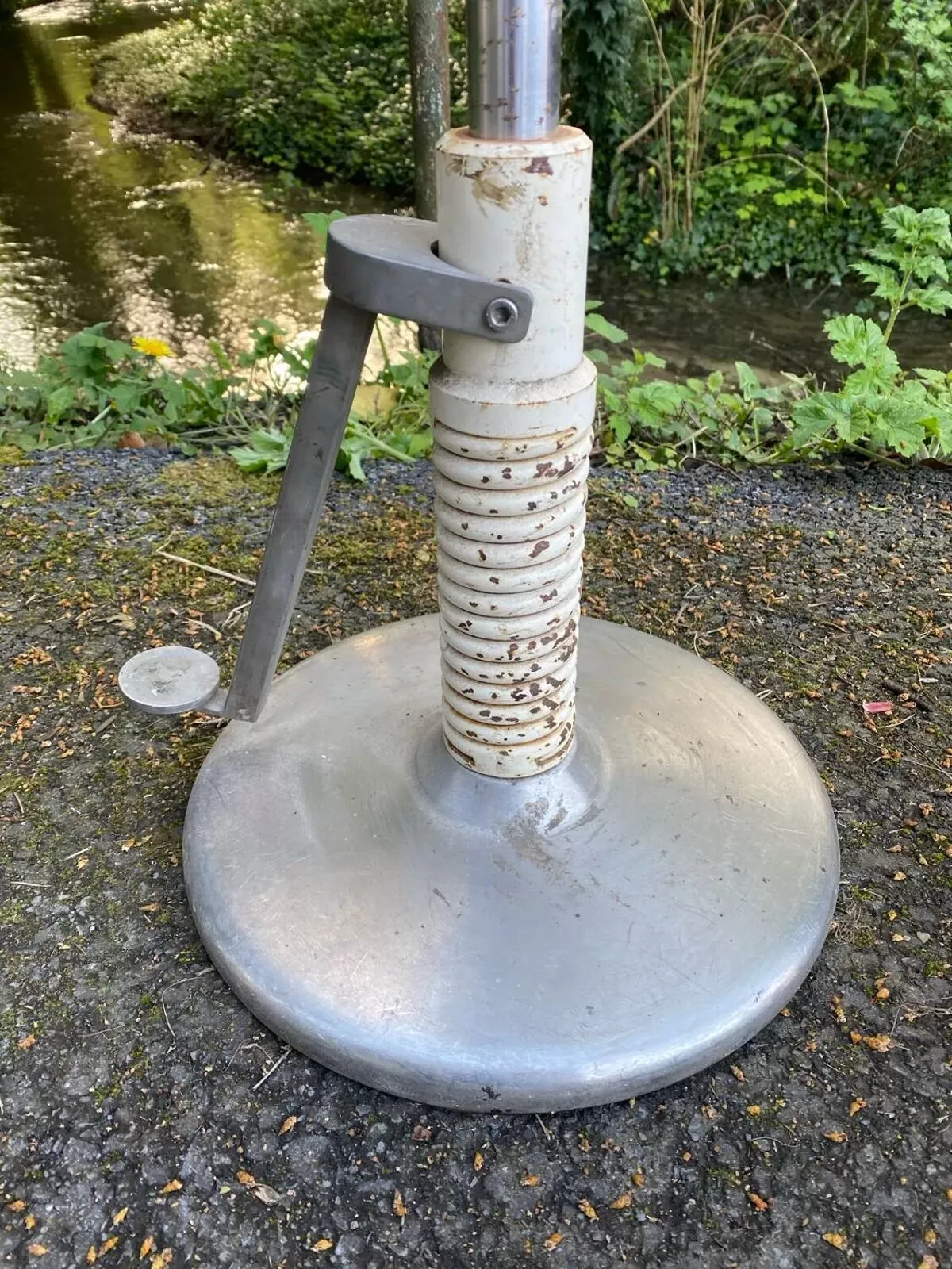 Illustration numéro 2 du produit Tabouret industriel hydrolique vintage