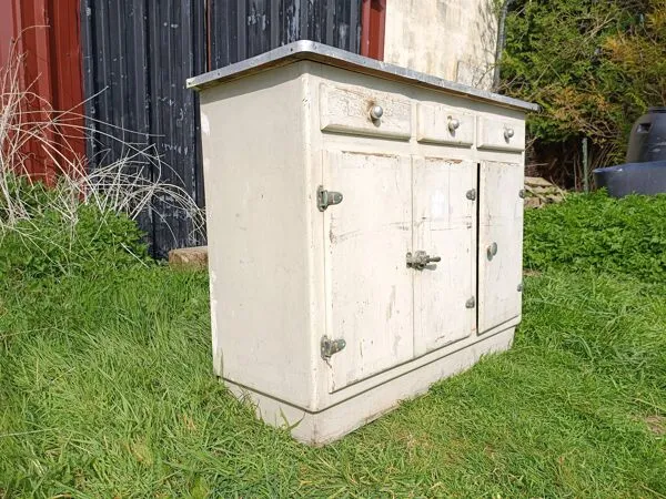 Illustration numéro 2 du produit Ancien meuble de métier provenant d'une ancienne quincaillerie