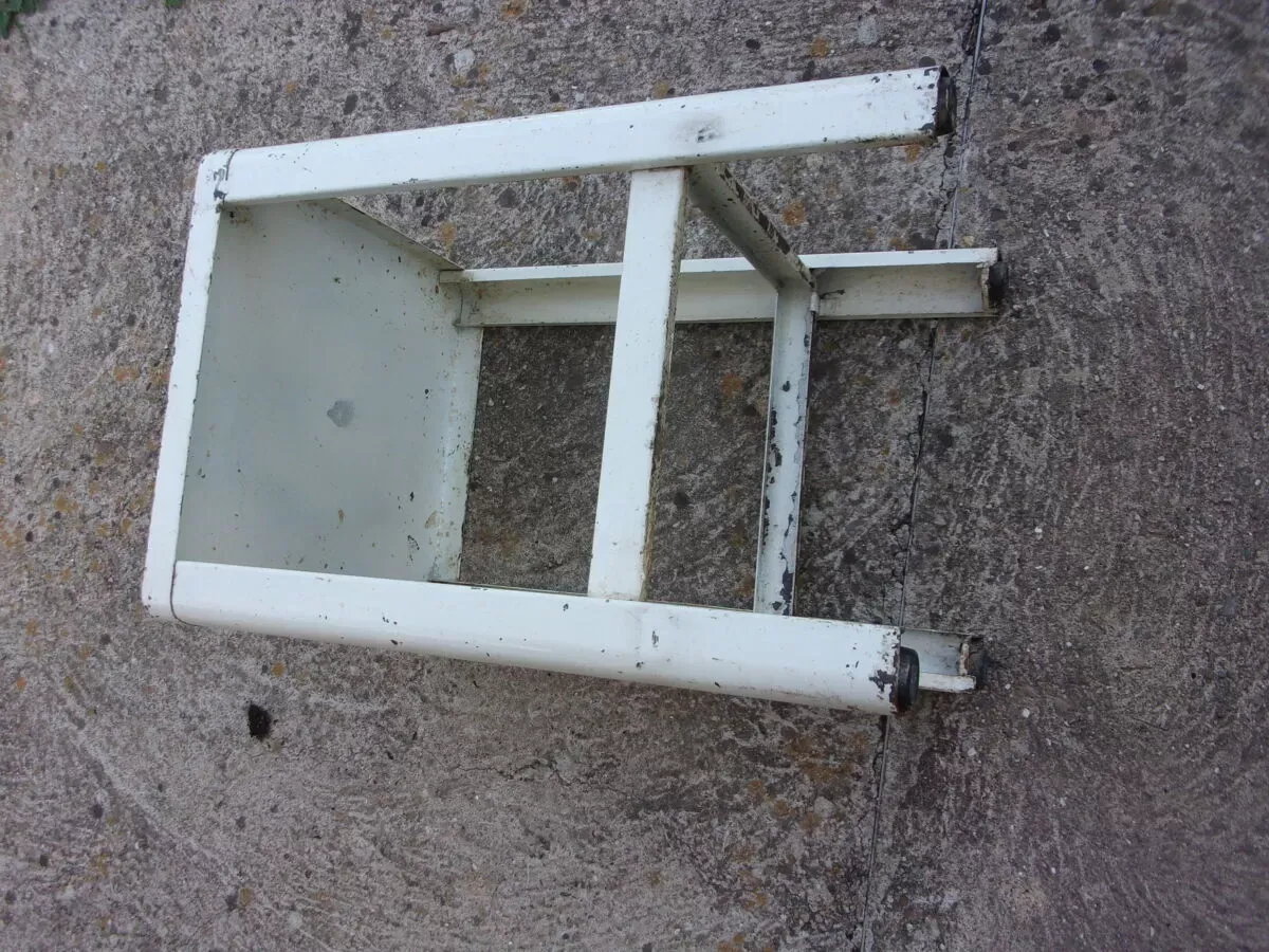 Illustration numéro 2 du produit Tabouret d'atelier en fer tole industriel 1950/1960