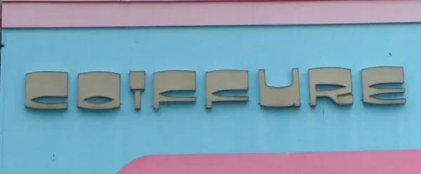 Illustration numéro 2 du produit Lettre d'enseigne ''C'' vintage