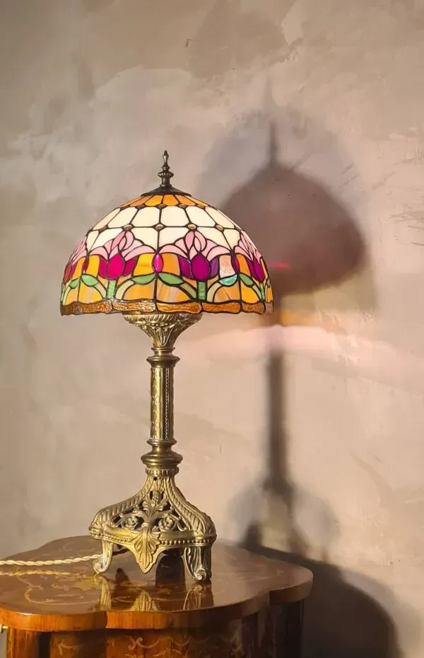 Illustration numéro 2 du produit Lampe Art nouveau ancienne en bronze et abat-jour en vitrail style Tiffany, restaurée