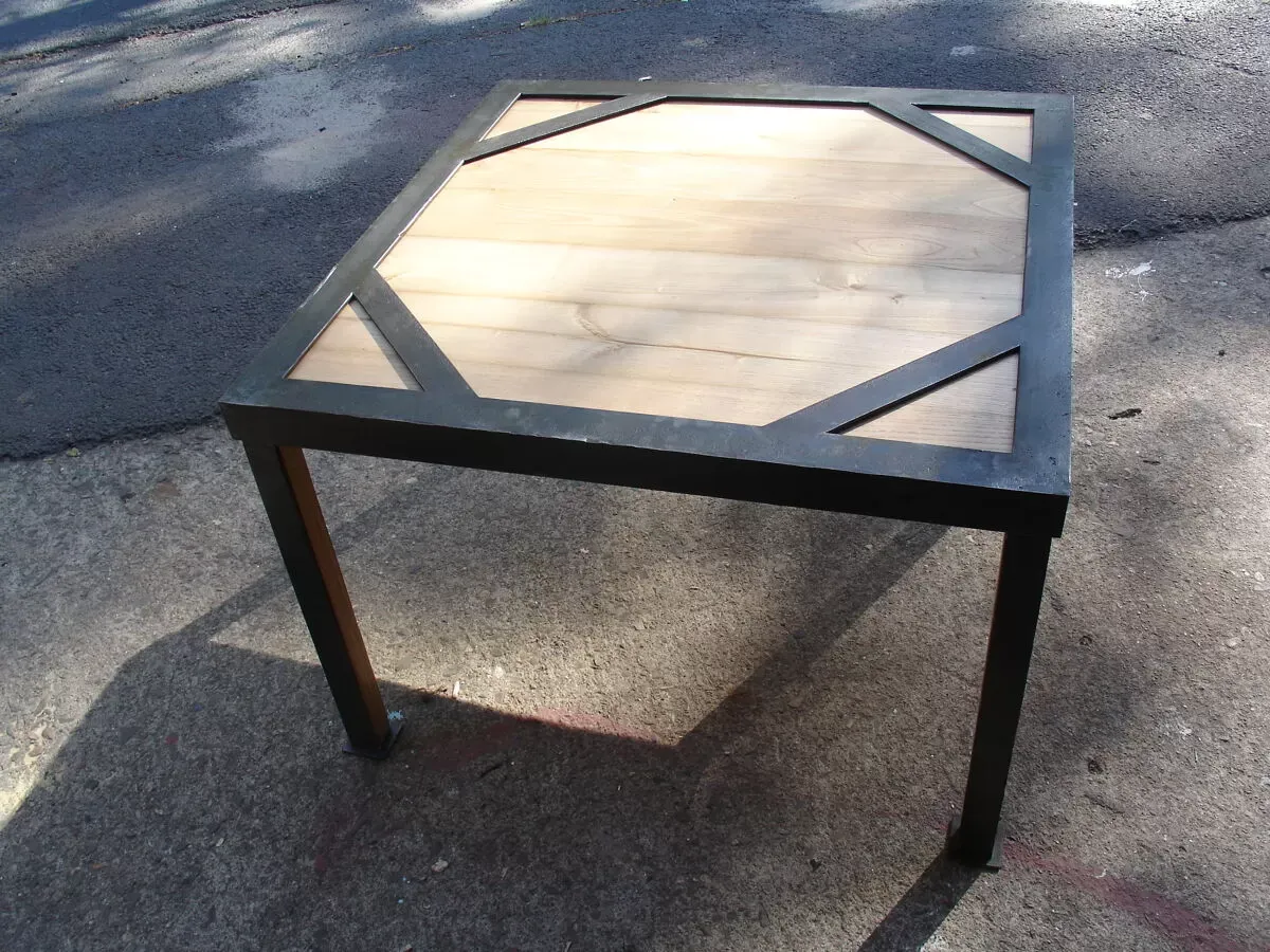 Illustration numéro 2 du produit Table basse ou bout de canapé en acier et bois style industriel