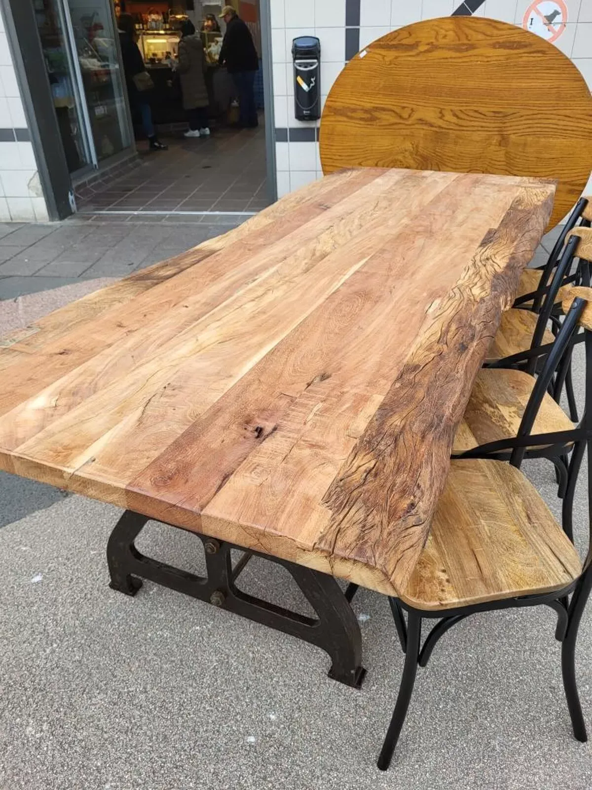 Illustration numéro 2 du produit Table