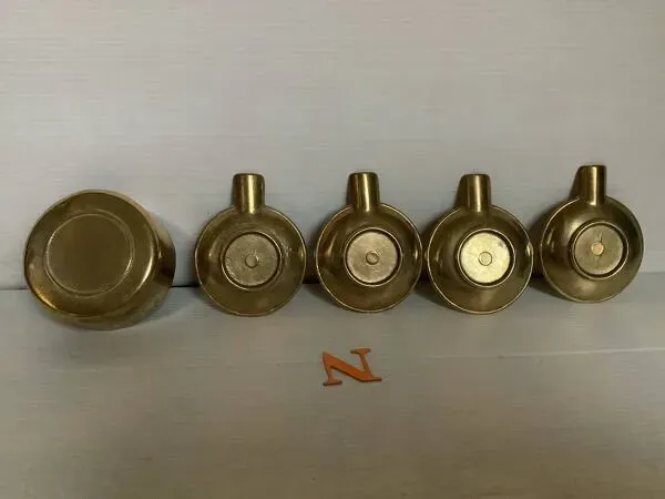 Illustration numéro 2 du produit Quatre cendriers individuels en laiton