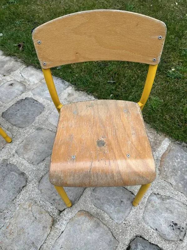 Illustration numéro 2 du produit Paire de chaises d'école