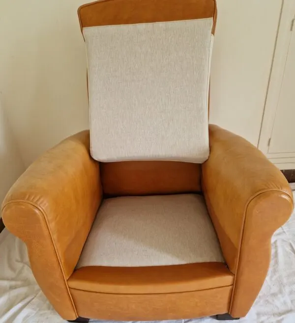Illustration numéro 2 du produit Fauteuil club vintage en cuir cognac – patine naturelle – style années 70