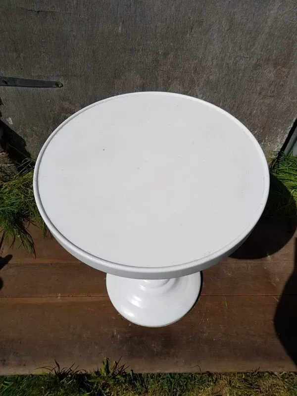 Illustration numéro 2 du produit Lot 4 chaises Tolix T2 & table blanche vintage