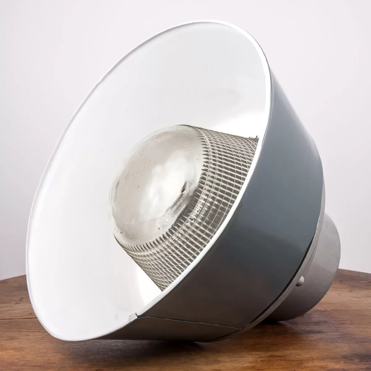 Illustration numéro 2 du produit Lampe industrielle vintage avec verre prismatique de Pologne, années 1970, style loft